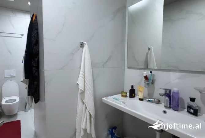 Shtepi ne shitje Apartament ne Tirane, 2+1, Mobilimi E mobiluar, Pagesa 186,000  Euro.