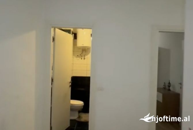 Shtepi ne shitje Apartament ne Tirane, 1+1, Mobilimi E mobiluar, Pagesa 145,000  Euro.