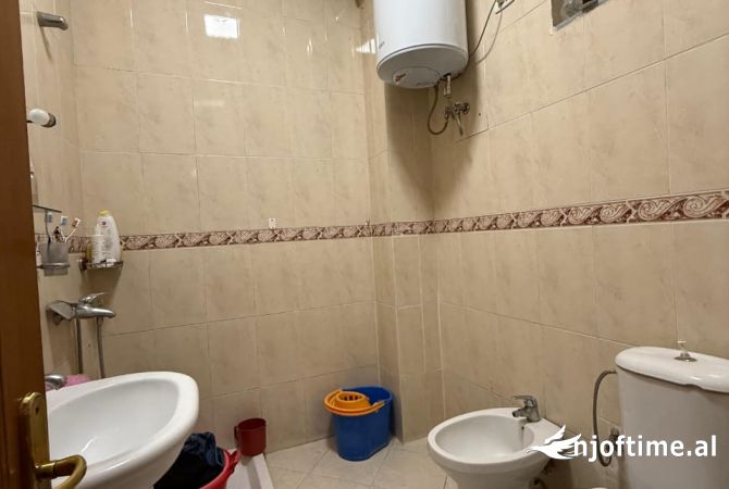 Shtepi ne shitje Apartament ne Tirane, 2+1, Mobilimi E mobiluar, Pagesa 165,000  Euro.