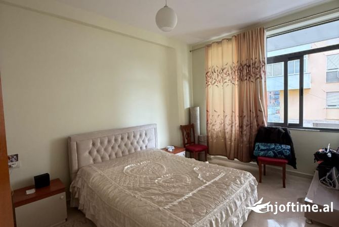 Shtepi ne shitje Apartament ne Tirane, 2+1, Mobilimi E mobiluar, Pagesa 165,000  Euro.