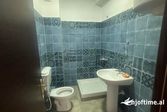 Shtepi ne shitje Apartament ne Tirane, 2+1, Mobilimi E mobiluar, Pagesa 125,000  Euro.