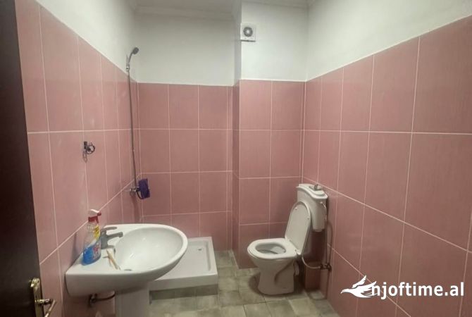 Shtepi ne shitje Apartament ne Tirane, 2+1, Mobilimi E mobiluar, Pagesa 125,000  Euro.