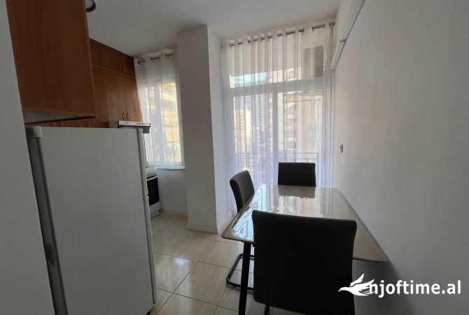 Shtepi me qera Apartament ne Tirane, 1+1, Mobilimi E mobiluar, Pagesa 660  Euro.