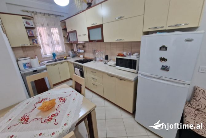 Shtepi ne shitje Apartament ne Tirane, 2+1, Mobilimi E mobiluar, Pagesa 145,000  Euro.