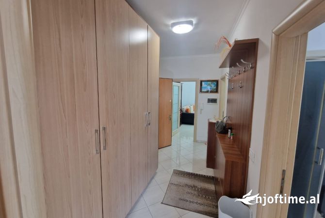 Shtepi ne shitje Apartament ne Tirane, 2+1, Mobilimi E mobiluar, Pagesa 145,000  Euro.