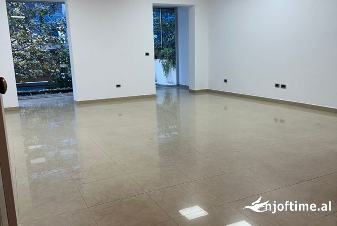 Ambient biznesi me qera 3+1 ne Tirane - 950 Euro