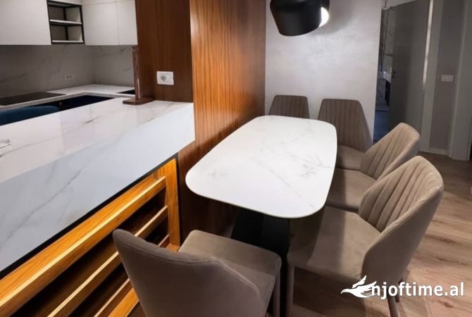 Shtepi me qera Apartament ne Tirane, 2+1, Mobilimi E mobiluar, Pagesa 1,000  Euro.