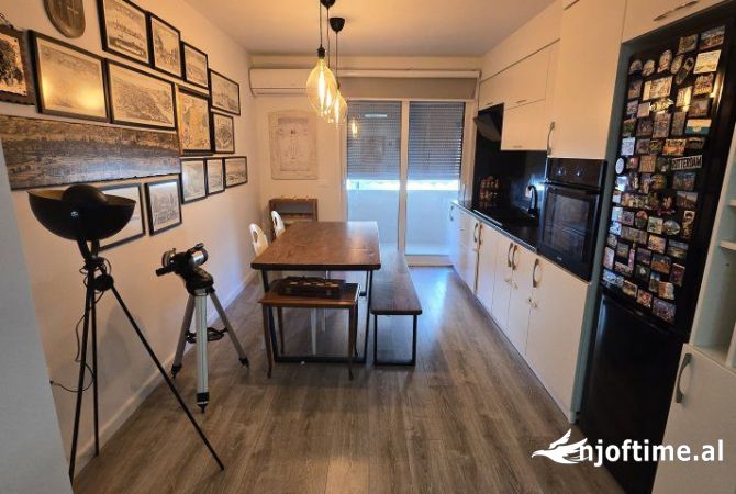Shtepi ne shitje Apartament ne Tirane, 2+1, Mobilimi E mobiluar, Pagesa 250,000  Euro.