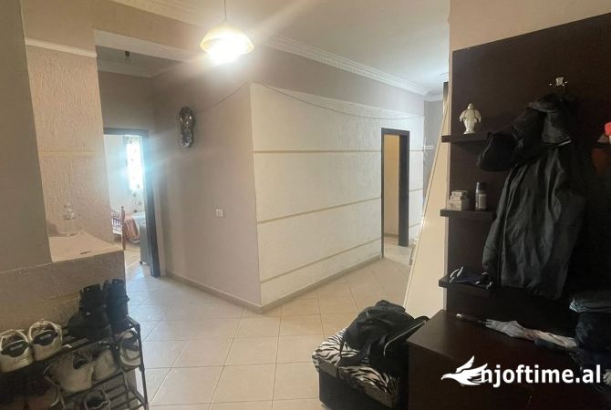 Shtepi ne shitje Apartament ne Tirane, 3+1, Mobilimi E mobiluar, Pagesa 110,000  Euro.