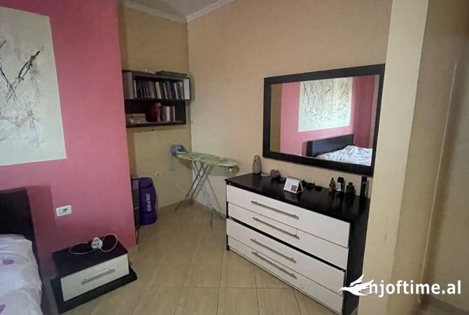Shtepi ne shitje Apartament ne Tirane, 3+1, Mobilimi E mobiluar, Pagesa 110,000  Euro.