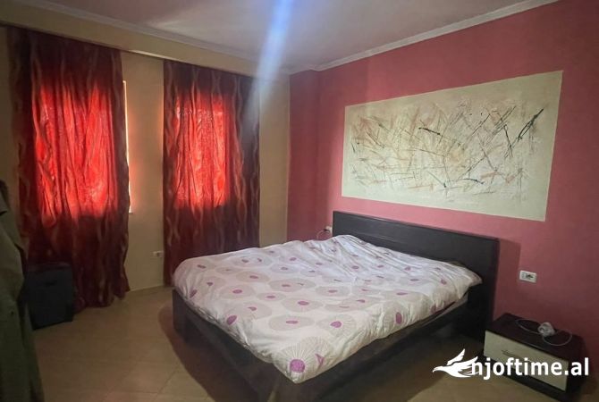 Shtepi ne shitje Apartament ne Tirane, 3+1, Mobilimi E mobiluar, Pagesa 110,000  Euro.