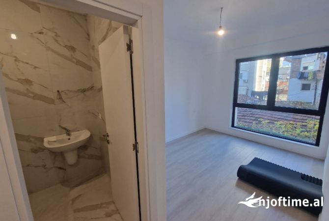 Ambient biznesi me qera 2+1 ne Tirane - 700 Euro