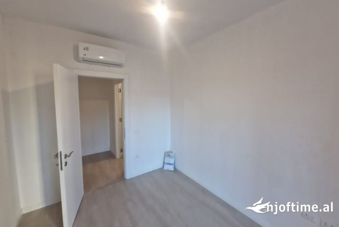 Jepet me qera apartament 2+1 i pershtatshem per zyra, Myslym Shyri
