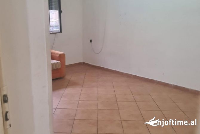 Shtepi ne shitje Apartament ne Tirane, 1+1, Mobilimi Bosh, pa mobiluar, Pagesa 115,000  Euro.