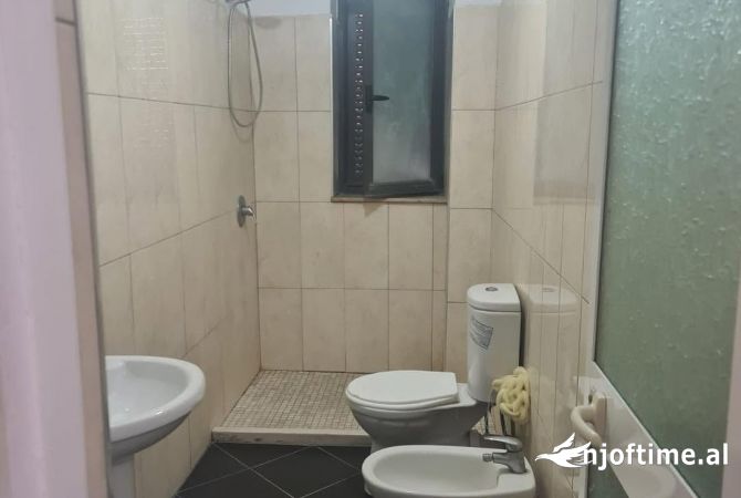 Shtepi ne shitje Apartament ne Tirane, 1+1, Mobilimi Bosh, pa mobiluar, Pagesa 115,000  Euro.