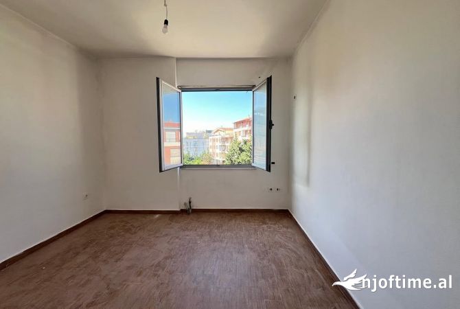 Shtepi ne shitje Apartament ne Tirane, 3+1, Mobilimi Bosh, pa mobiluar, Pagesa 130,900  Euro.