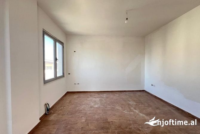 Shtepi ne shitje Apartament ne Tirane, 3+1, Mobilimi Bosh, pa mobiluar, Pagesa 130,900  Euro.