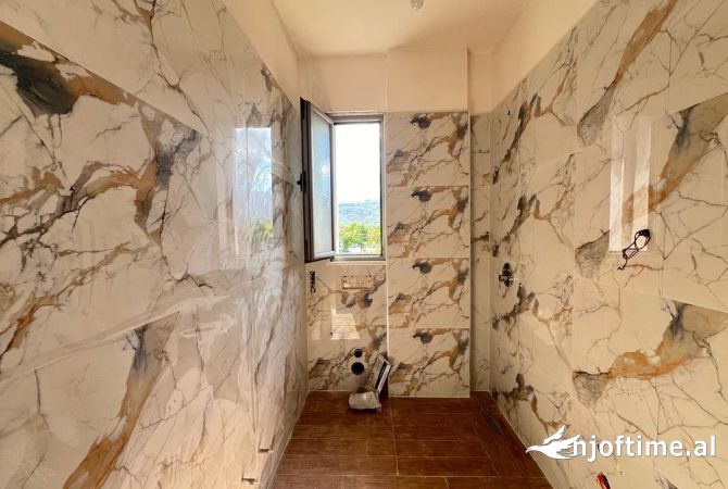 Shtepi ne shitje Apartament ne Tirane, 3+1, Mobilimi Bosh, pa mobiluar, Pagesa 130,900  Euro.