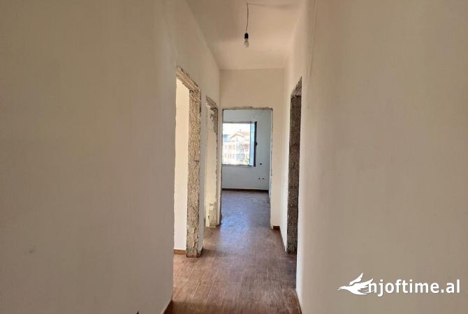 Shtepi ne shitje Apartament ne Tirane, 3+1, Mobilimi Bosh, pa mobiluar, Pagesa 130,900  Euro.