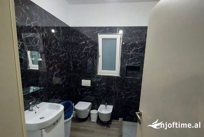 Shtepi me qera Apartament ne Tirane, 2+1, Mobilimi E mobiluar, Pagesa 500  Euro.