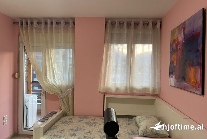 Shtepi me qera Apartament ne Tirane, 3+1, Mobilimi E mobiluar, Pagesa 1,000  Euro.