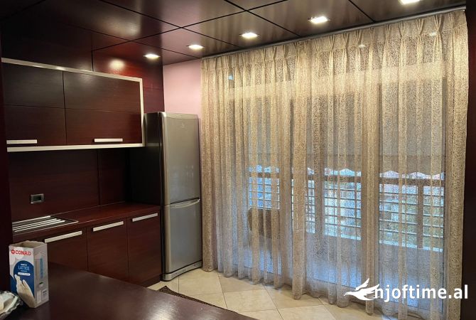 Shtepi me qera Apartament ne Tirane, 3+1, Mobilimi E mobiluar, Pagesa 1,000  Euro.