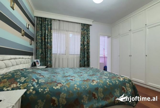 Shtepi ne shitje Apartament ne Tirane, 3+1, Mobilimi E mobiluar, Pagesa 250,000  Euro.