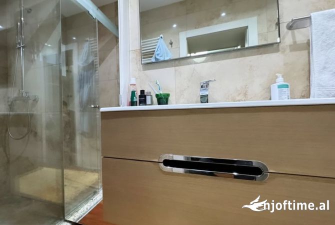 Shtepi ne shitje Apartament ne Tirane, 3+1, Mobilimi E mobiluar, Pagesa 250,000  Euro.