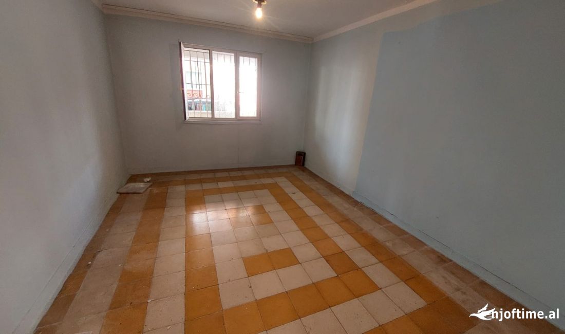 Shtepi ne shitje Apartament ne Tirane, 2+1, Mobilimi Bosh, pa mobiluar, Pagesa 120,000  Euro.
