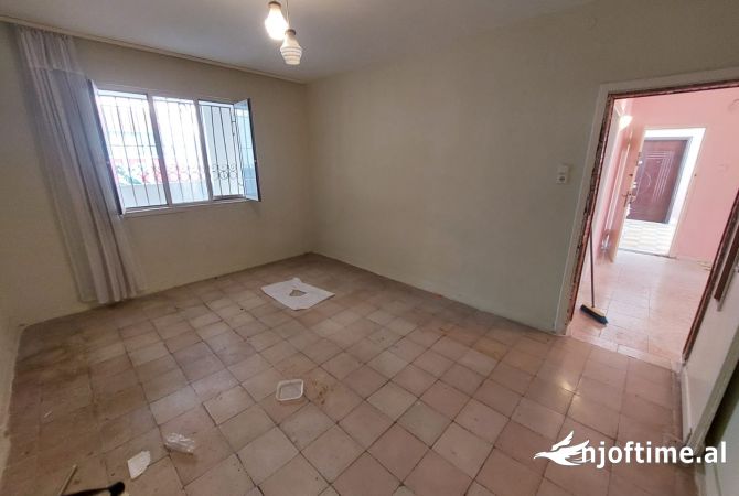 Shtepi ne shitje Apartament ne Tirane, 2+1, Mobilimi Bosh, pa mobiluar, Pagesa 120,000  Euro.