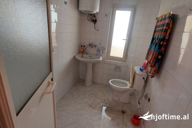 Shtepi ne shitje Apartament ne Tirane, 2+1, Mobilimi Bosh, pa mobiluar, Pagesa 120,000  Euro.