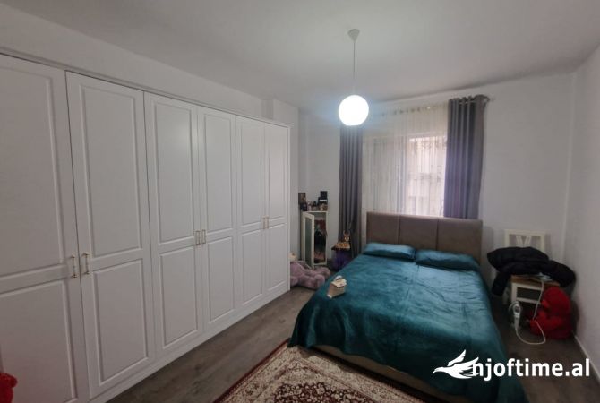 Shtepi ne shitje Apartament ne Tirane, 2+1, Mobilimi E mobiluar, Pagesa 230,000  Euro.