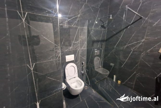 Shtepi ne shitje Apartament ne Tirane, 2+1, Mobilimi E mobiluar, Pagesa 230,000  Euro.