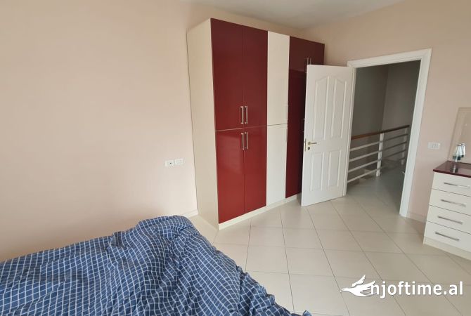 Shtepi ne shitje Apartament ne Tirane, 2+1, Mobilimi E mobiluar, Pagesa 300,000  Euro.