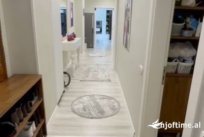 Shtepi ne shitje Apartament ne Tirane, 3+1, Mobilimi E mobiluar, Pagesa 200,000  Euro.