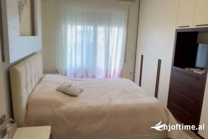 Shtepi ne shitje Apartament ne Tirane, 3+1, Mobilimi E mobiluar, Pagesa 200,000  Euro.