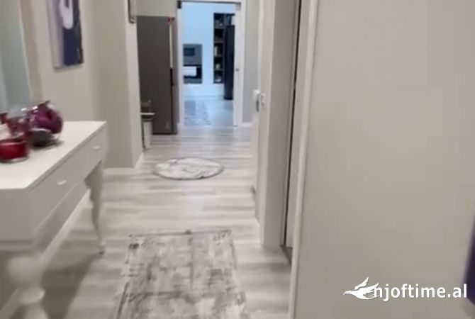 Shtepi ne shitje Apartament ne Tirane, 3+1, Mobilimi E mobiluar, Pagesa 200,000  Euro.