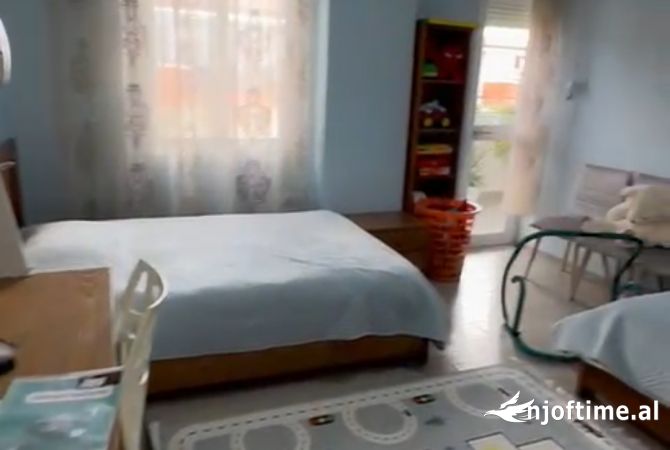 Shtepi ne shitje Apartament ne Tirane, 3+1, Mobilimi E mobiluar, Pagesa 200,000  Euro.