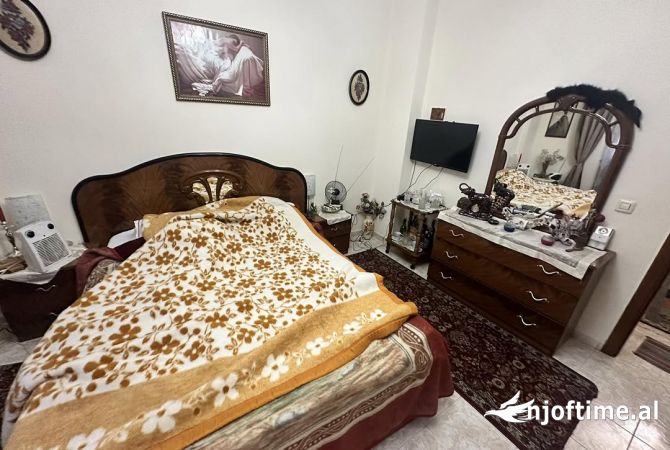 Shtepi ne shitje Apartament ne Tirane, 2+1, Mobilimi Bosh, pa mobiluar, Pagesa 227,000  Euro.