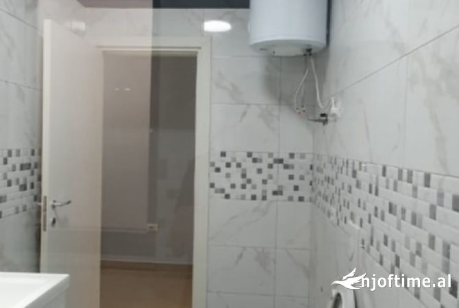 Tipologjia: 1+1  Apartament i pabanuar me pare, preferohet te jepet me qera per zyra 