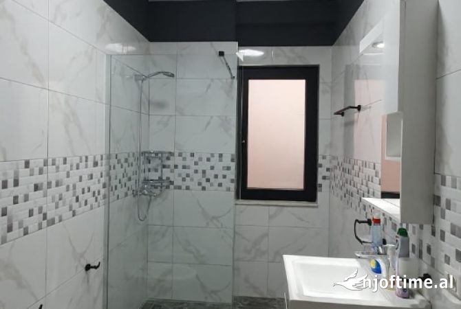 Tipologjia: 1+1  Apartament i pabanuar me pare, preferohet te jepet me qera per zyra 