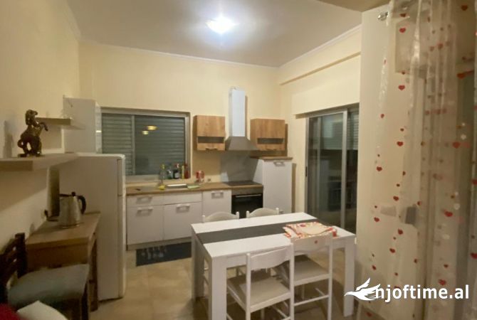 Shtepi me qera Apartament ne Tirane, 3+1, Mobilimi E mobiluar, Pagesa 650  Euro.