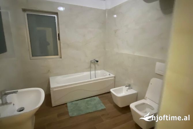 Shtepi me qera Apartament ne Tirane, 3+1, Mobilimi E mobiluar, Pagesa 650  Euro.
