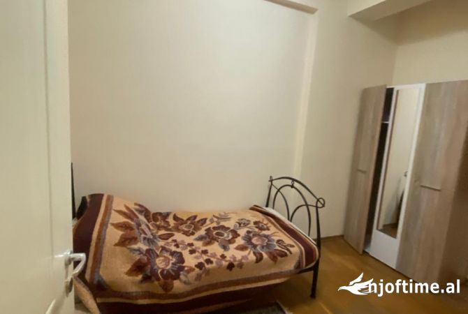 Shtepi me qera Apartament ne Tirane, 3+1, Mobilimi E mobiluar, Pagesa 650  Euro.