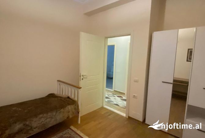 Shtepi me qera Apartament ne Tirane, 3+1, Mobilimi E mobiluar, Pagesa 650  Euro.