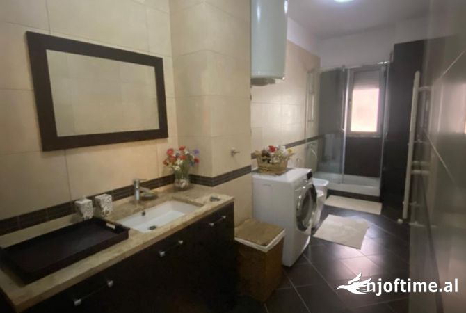 Shtepi me qera Apartament ne Tirane, 2+1, Mobilimi E mobiluar, Pagesa 900  Euro.