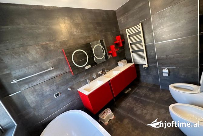 Shtepi ne shitje Apartament ne Tirane, 3+1, Mobilimi E mobiluar, Pagesa 262,000  Euro.