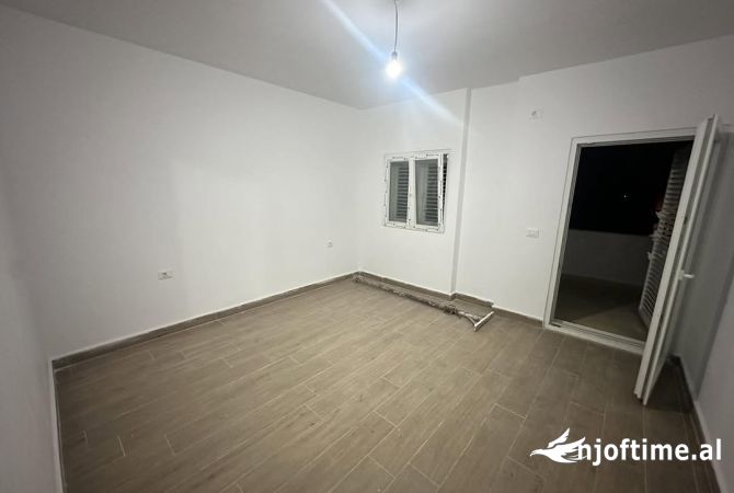 Shtepi ne shitje Apartament ne Tirane, 1+1, Mobilimi Bosh, pa mobiluar, Pagesa 129,000  Euro.