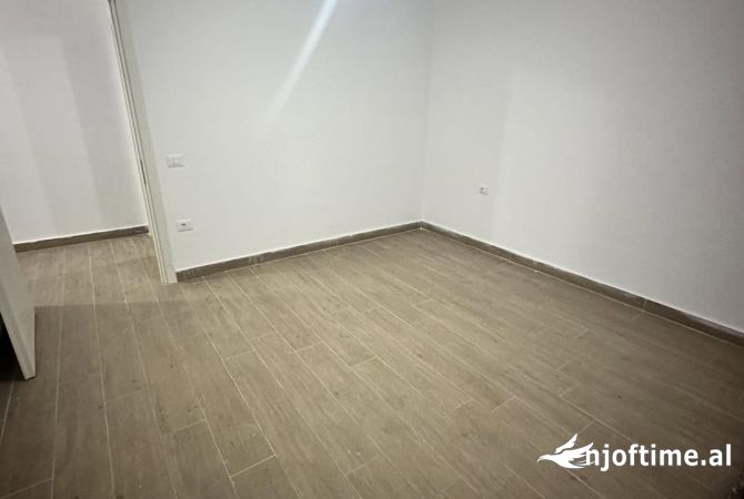 Shtepi ne shitje Apartament ne Tirane, 1+1, Mobilimi Bosh, pa mobiluar, Pagesa 129,000  Euro.