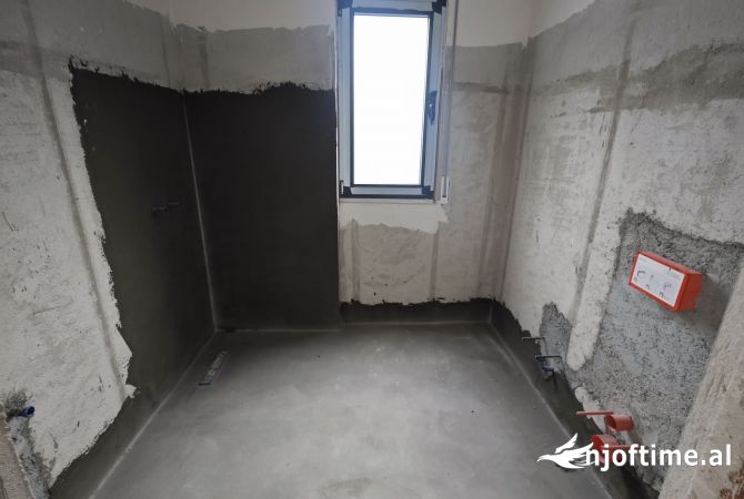 Shtepi ne shitje Apartament ne Tirane, 2+1, Mobilimi Bosh, pa mobiluar, Pagesa 160,000  Euro.